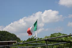 Eine im Wind flatternde Fahne im Familiengarten Feldli, die ganz, ganz sicher nichts mit der laufenden WM zu tun hat: Italien hat diesmal die Qualifikation verpasst.