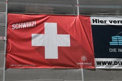 Kommerziell angehauchter Schweiz-Jubel an einem Baugerüst in St.Fiden.