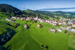 Schwellbrunn von oben. (Bild: Appenzeller Verlag)