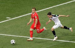 Xherdan Shaqiri (links) ist schneller als Bryan Oviedo. Bild: Mark Baker / AP