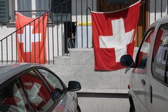 Doppelt beflaggt hilft sicher: Schweizer Fahnen am Eingang eines Restaurants im Lachen-Quartier.