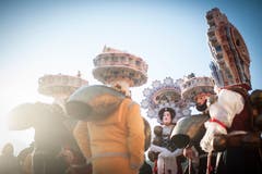 Neben Veranstaltungen pflegt das Dorf auch Bräuche und Traditionen: Am Neuen und am Alten Silvester ziehen nicht nur «schöni»... (Bild: Bejamin Manser)