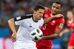 Duell zwischen Manuel Akanji (rechts) und Daniel Colindres. (Bild: Laurent Gilliéron / Keystone)