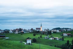 Blick auf Schwellbrunn in der Abenddämmerung. (Bild: Jil Lohse)