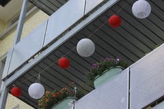 Es müssen nicht immer Fahnen sein: Ein Mieter an der Waldaustrasse signalisiert seine Sympathien mit roten und weissen Lampions.