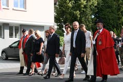 Die Hauptpersonen der Feier: Landammann Res Schmid (Mitte) und Landratspräsident Ruedi Waser (rechts davon mit hellblauer Krawatte). (Bild: Sepp Odermatt (Stansstad, 27. Juni 2018))
