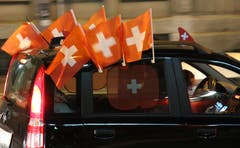 ...andere sassen auf der St.-Leonhard-Strasse in einem Nati-Fanmobil, das im Bild nicht weniger als neun Schweizer Kreuze zeigt.