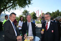 Beim Apéro: Die Landräte René Wallimann (CVP, links) und Alexander Joller (SVP, mitte) mit Landweibel Edy Amstad. (Bild: Sepp Odermatt (Stansstad, 27. Juni 2018))