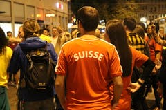 Natürlich staunten die Schweizer Fans nicht nur mit den Händen im Hosensack ob der Lebensfreude der Brasilianer,...