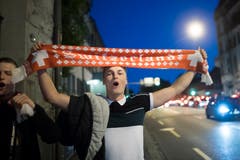 Wo Fans gleichzeitig aber auch zeigten, dass man sehr gut zu Fuss seiner Begeisterung freien Lauf lassen kann.