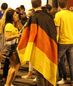 Fans anderer Mannschaften - wie etwa ein enttäuschter Deutscher - waren bei der Feier herzlich willkommen.