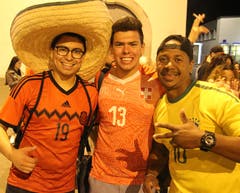 Völkerfreundschaft auf dem Bohl: Fans der mexikanischen, der Schweizer und der brasilianischen Nationalmannschaften feiern gemeinsam.