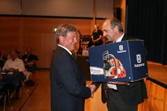 Toni Mathis, Gemeindepräsident von Emmetten, gratuliert dem neuen Landammann. (Bild: Sepp Odermatt (Stansstad, 27. Juni 2018))