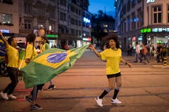 Donnerstag, nach 22 Uhr, auf dem Bohl in St.Gallen: Brasilianerinnen und Brasilianer feiern ausgelassen den 2:0-Sieg gegen Serbien und den Einzug ins Achtelfinal. Mit Fahnen, aber auch...