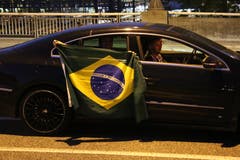 Und natürlich waren vereinzelt auch Brasilienfans motorisiert und hupend unterwegs. Im Bild auf der St.-Leonhard-Brücke.