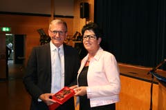 Die ehemalige Frau Landammann Yvonne von Deschwanden beschenkt den höchsten Nidwaldner. (Bild: Sepp Odermatt (Stansstad, 27. Juni 2018))