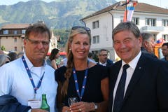 Ebenfalls unter den Gästen: Oliver Fuchs (links) und Partnerin Heidi zusammen mit Landammann Res Schmid. (Bild: Sepp Odermatt (Stansstad, 27. Juni 2018))