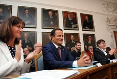Applaus für den eben gewählten Kantonsratspräsidenten Peter Wälti (Mitte) von den Sitznachbarn Monika Rüegger und Leo Spichtig (Bilder Markus von Rotz (Sarnen, 29. Juni 2018))