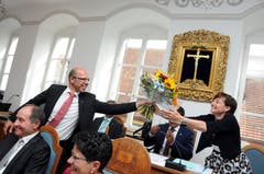 Christoph Amstad erhält Blumen zu seiner erstmaligen Wahl als Landammann - und gibt sie aus Platzgründen an Landschreiberin Nicole Frunz Wallimann weiter.