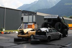 Ein Monstertruck zermalmt Autos. (Bild: Markus Zwyssig, 3. Juni 2018)