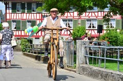 Paul Frischknecht kommt mit seinem hölzernen Hochrad daher gefahren.