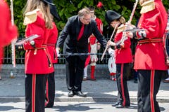 Dirigent Andre Weingartner von der Feldmusik Rothenburg richtet die Musikanten bei der Parademusik aus. (Bild: Philipp Schmidli (Eschenbach, 3. Juni 2018))
