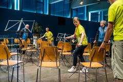 Freiwillige Helfer bauen die Bühne zwischen den einzelnen Auftritten um. (Bild: Philipp Schmidli (Eschenbach, 3. Juni 2018))
