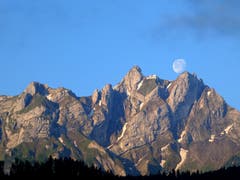 Pilatus mit dem Mond. (Bild: Walter Buholzer)