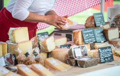 Arenenberg TG - Arenenberger Tag. Marktstände mit einer Vielzahl regionalem Käse. Tag der offenen Tür.