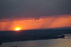 Gleitschirmflieger vom Rorschacherberg aus gesehen, Landung um 21.15 Uhr in Rorschach. (Bild: Ina Anselmt)