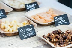 Arenenberg TG - Arenenberger Tag. Marktstände mit einer Vielzahl regionalem Käse. Tag der offenen Tür.