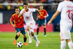 Spaniens Lucas Vazquez (links) kämpft um den Ball gegen den Schweizer Steven Zuber. (Bild: Keystone/Laurent Gillieron)
