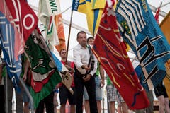 Die Fahnenträger der verschiedenen Vereine platzieren sich. (Bild: Corinne Glanzmann)