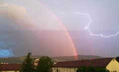 Doppelter Regenbogen mit Blitz und Wolke über St. Gallen (Bild: Judith Tanner)