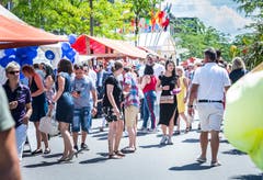 Kreuzlingen TG - Chrüzlingerfäscht. Nationenfest auf dem Boulevard in Kreuzlingen. Viele Länder sind mit einem Stand vertreten und bieten Speis und Trank an.