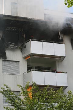 Die Fassade der betroffenen Wohnung in Kriens ist schwarz verfärbt. (Bild: Leserbild Walter Näf)