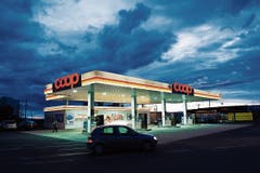 Tankstelle von Arne Jacobsen in Kopenhagen, 1938 erbaut heute eine Designikone. (Bild: Vincent Linder, Schöner Tanken, Gestalten 2018)