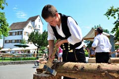 Zimmermann-Lehrlinge von Rico Kaufmann lassen die Späne fliegen.
