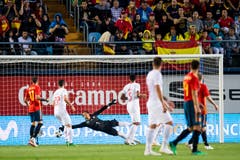 Der Schweizer Goalie Yann Sommer erreicht den Ball nicht mehr. Der Schuss von Spaniens Odrizola landet im Tor. (Keystone/Laurent Gillieron)