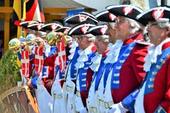 Die "Alte Garde Oberberg" aus Gossau eröffnete am Samstag das Schlossfest mit Böllerschüssen. (Bilder: Max Eichenberger)