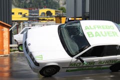 Ein Auto balanciert auf zwei Rädern. (Bild: Markus Zwyssig, 3. Juni 2018)