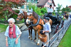 Konrad Huber auf seiner 120 Jahre alten Kutsche wartet auf Kundschaft.