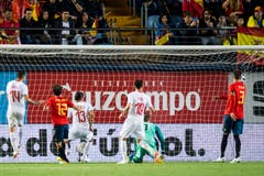 Der Schweizer Ricardo Rodriguez (3. von links) trifft zum 1:1 gegen den spanischen Goalie David de Gea. (Bils: Keystone/Laurent Gillieron)