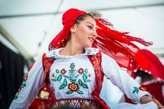 Kreuzlingen TG - Chrüzlingerfäscht. Nationenfest auf dem Boulevard in Kreuzlingen. Viele Länder sind mit einem Stand vertreten und bieten Speis und Trank an. Volkstänze aus Bosnien und Herzegowina.
