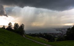 Eine Gewitterfront zieht über den Zugersee. (Bild: Daniel Hegglin)
