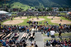 Der Sportplatz Attinghausen verwandelte sich am Sonntag in eine imposante Schwingarena. (Bild: Corinne Glanzmann, Attinghausen, 3. Juni 2018)