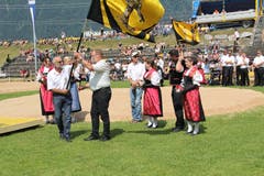 Max Gisler, OK Präsident von Altdorf (links) übergibt die Kantonalfahne an Alois Zurfluh, dem OK-Präsidenten von Attinghausen. (Bild: Paul Gwerder, Attinghausen, 3. Juni 2018)