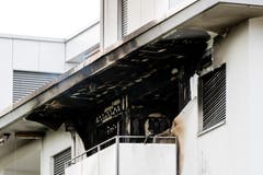 Die verkohlte Fassade nach dem Wohnungsbrand in Kriens. (Bild: Philipp Schmidli/LZ, Kriens, 3. Juli 2018)