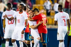 Beim Freundschaftsspiel finden der Schweizer Xherdan Shaqiri (Mitte) und der Spanier Thiago Alcantara Zeit für eine Umarmung. (Keystone/Laurent Gillieron)