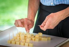 Arenenberg TG - Arenenberger Tag. Marktstände mit einer Vielzahl regionalem Käse. Tag der offenen Tür.